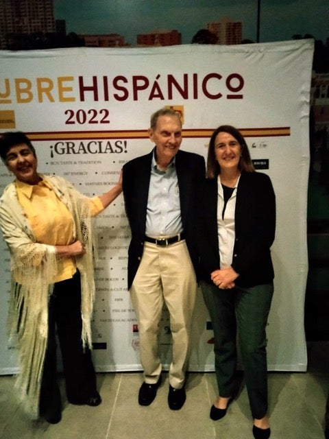ARRUF member Clarence Miller at an Octubre Hispanico event with event organizers. 